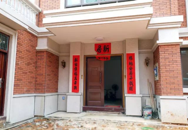 粤西老板花八千万建45栋别墅送村民!