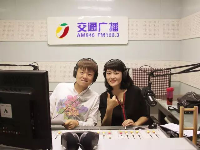 人子翔与锦州援疆工作队代表一起走进锦州交通广播,与主持人冬梅搭档