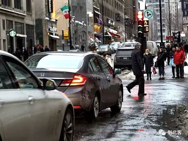 montreal-que-december-13-2016-pedestrians-cross-the1.jpg