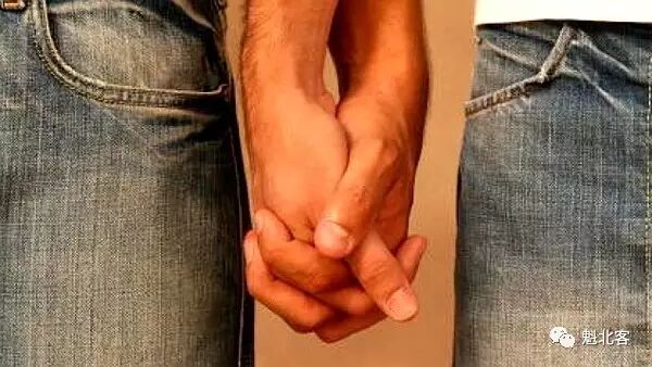 03_e3_mannen_hand_in_hand.jpg