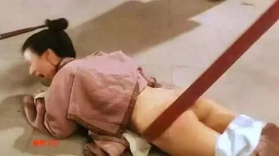 翁虹一脱都未能成名,只能选择挨板子!