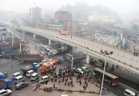 宜宾两路桥局部路面塌陷,明天起要实行交通管制