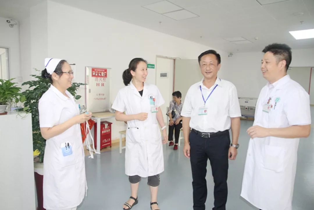 院长李志忠现场查看病区运行情况