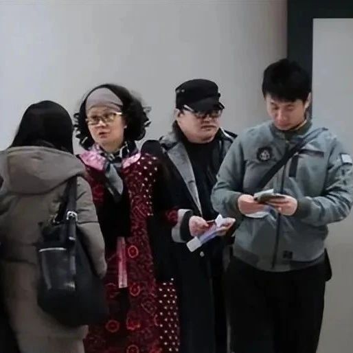 刘欢罕见和妻子现身机场,全身打扮花里胡哨,真像艺术家