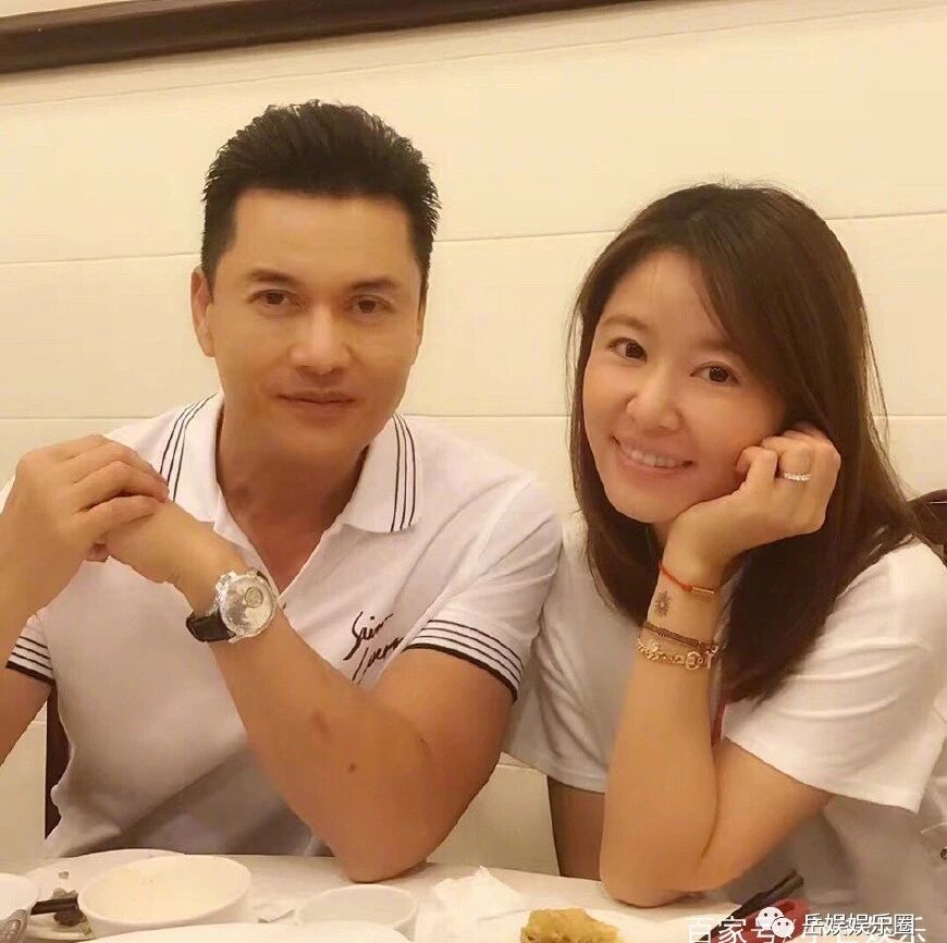 谢贤前妻带儿子现身,70岁甄珍依旧美,32岁儿子高大帅气