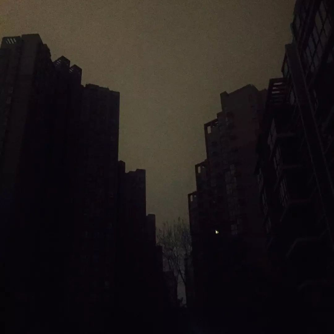 停电了#西安市昆明路施工挖断电缆,小区漆黑一片.