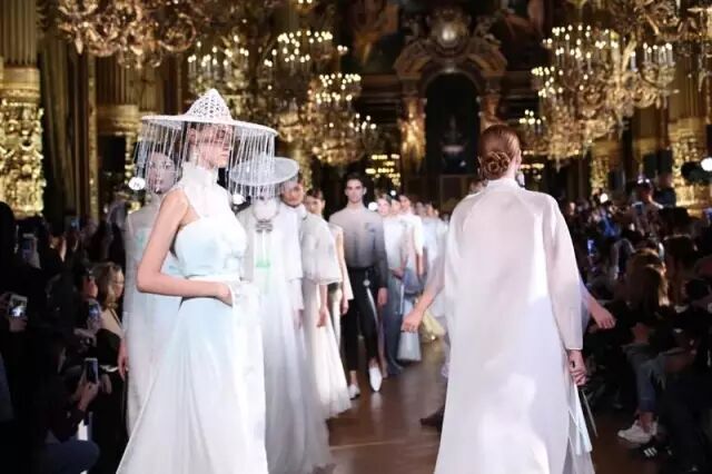 她在巴黎歌剧院办秀 告诉全世界啥是真正的中国风