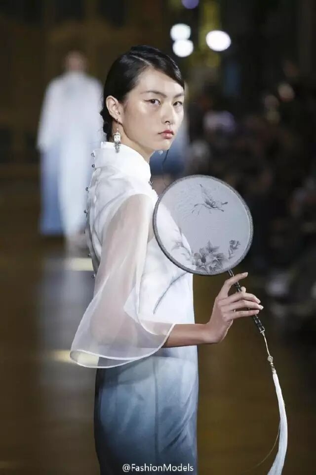 她在巴黎歌剧院办秀 告诉全世界啥是真正的中国风