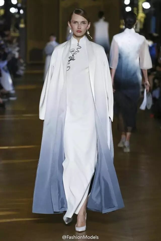 她在巴黎歌剧院办秀 告诉全世界啥是真正的中国风