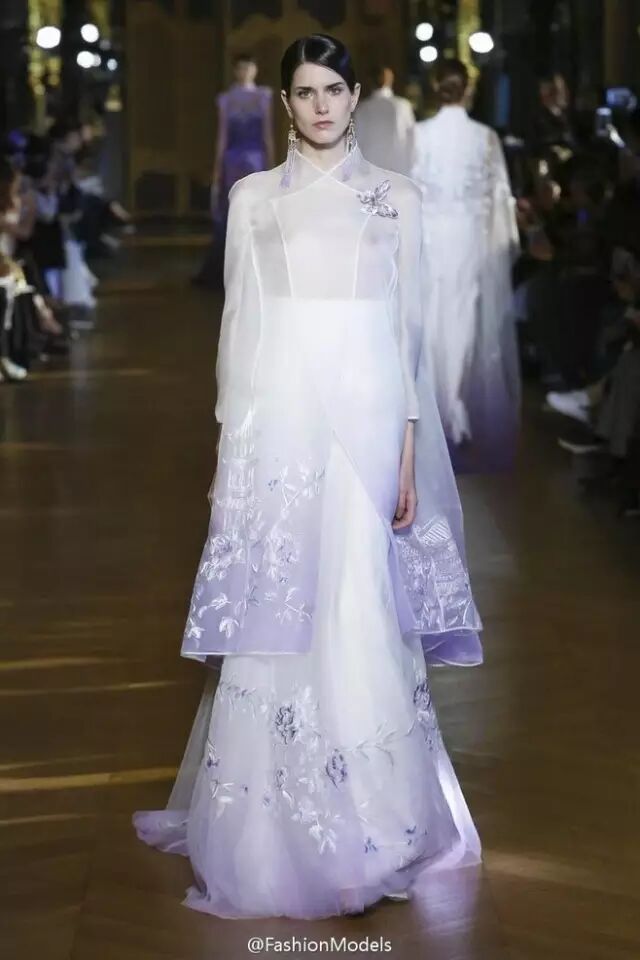 她在巴黎歌剧院办秀 告诉全世界啥是真正的中国风