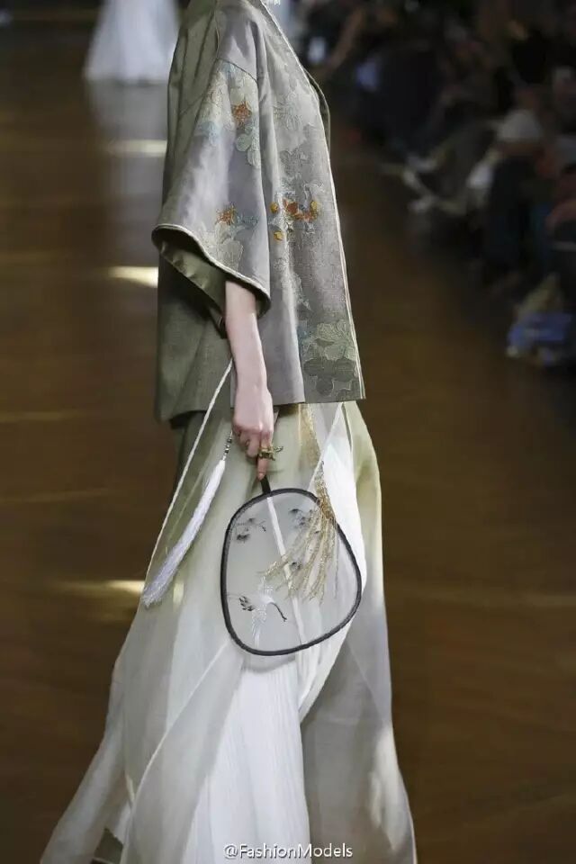 她在巴黎歌剧院办秀 告诉全世界啥是真正的中国风