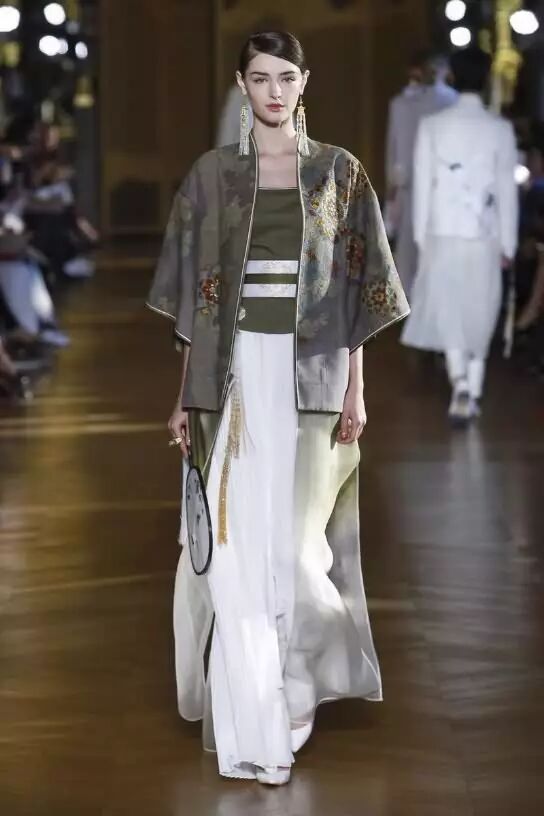 她在巴黎歌剧院办秀 告诉全世界啥是真正的中国风