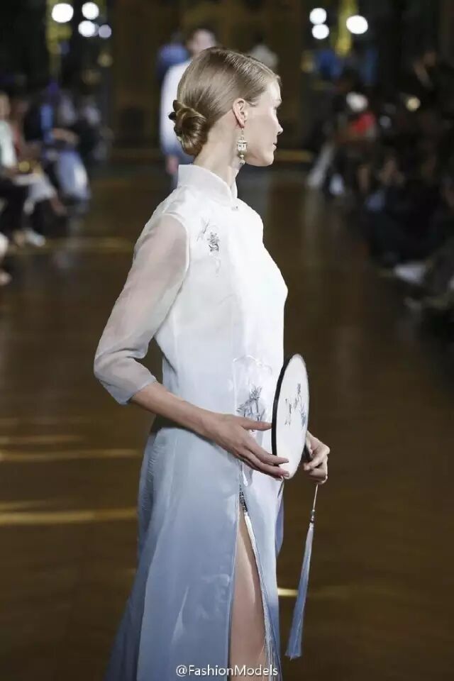 她在巴黎歌剧院办秀 告诉全世界啥是真正的中国风