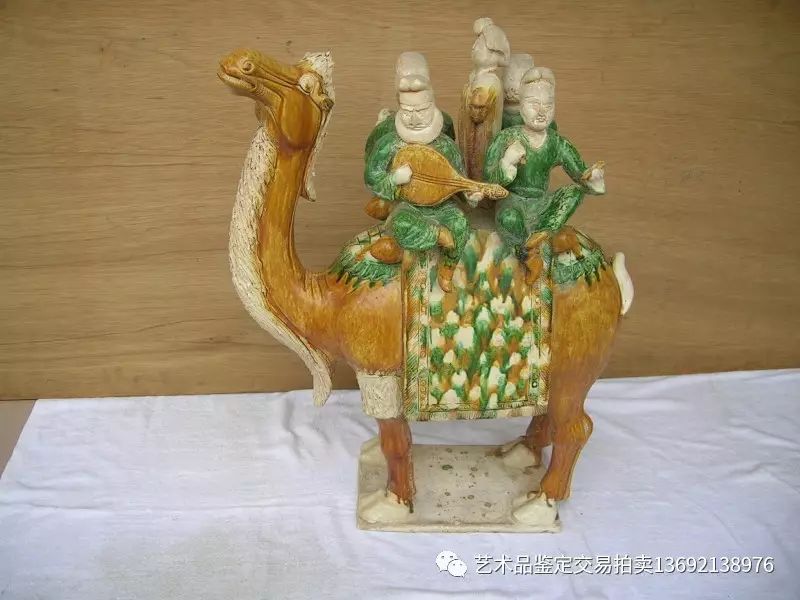 1991年,佳士得拍卖《唐三彩骆驼载乐俑》以429万港元成交.