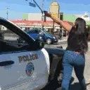 一女子跑在路中间乱喊乱叫,并不断挑衅美国警察,大飙F词!结果…