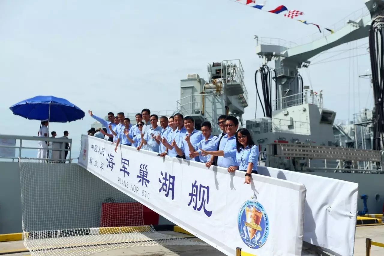 第二十三批护航编队访问马来西亚,当地中国留学生参观巢湖舰