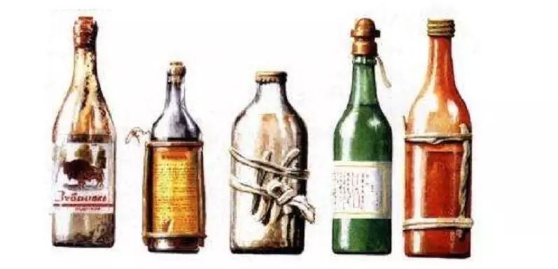 苏联士兵遇到了芬兰游击队的简易瓶装燃烧弹——莫洛托夫鸡尾酒瓶