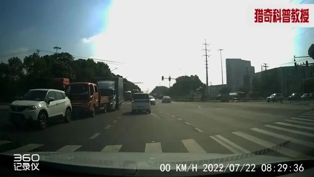 实拍 ▪ 一条狗引发的三车事故