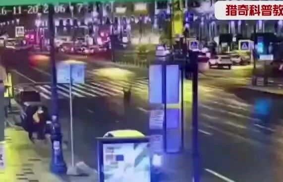 实拍 ▪ 醉汉在马路中间躺着被撞