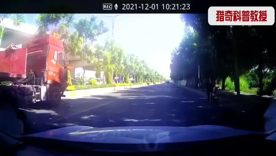 实拍 ▪ 违规开车被大车制裁