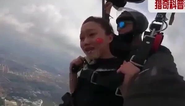 实拍 ▪ 玩跳伞吐了自己一脸