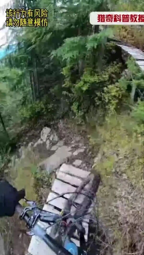 实拍 ▪ 在海边山崖上骑自行车有多刺激