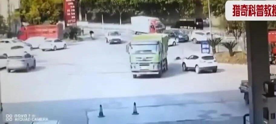 实拍 ▪ 电瓶车硬刚大货车