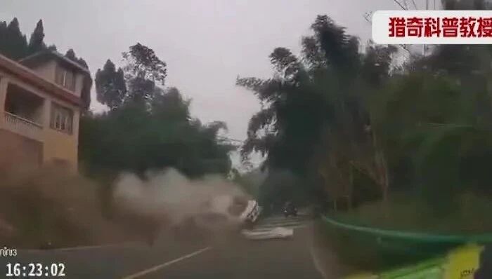 实拍 ▪ 过弯道强行超车的代价