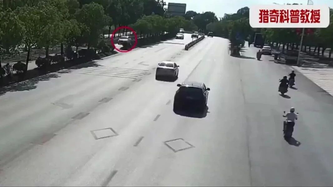 实拍 ▪ 傻X引发的多车事故