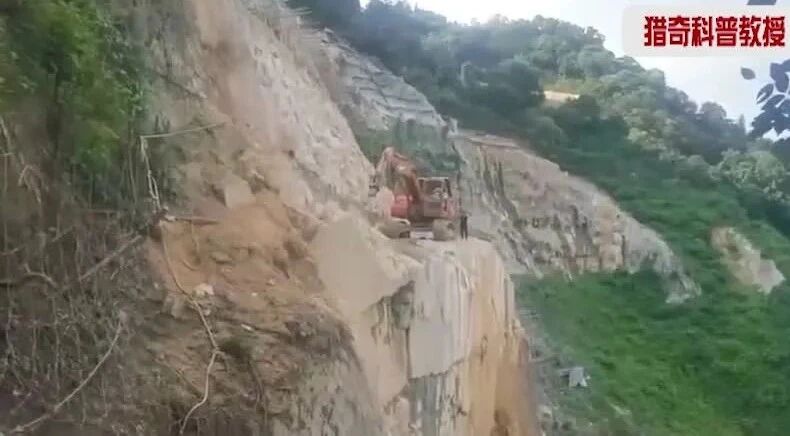 实拍 ▪ 挖掘机摔下山崖