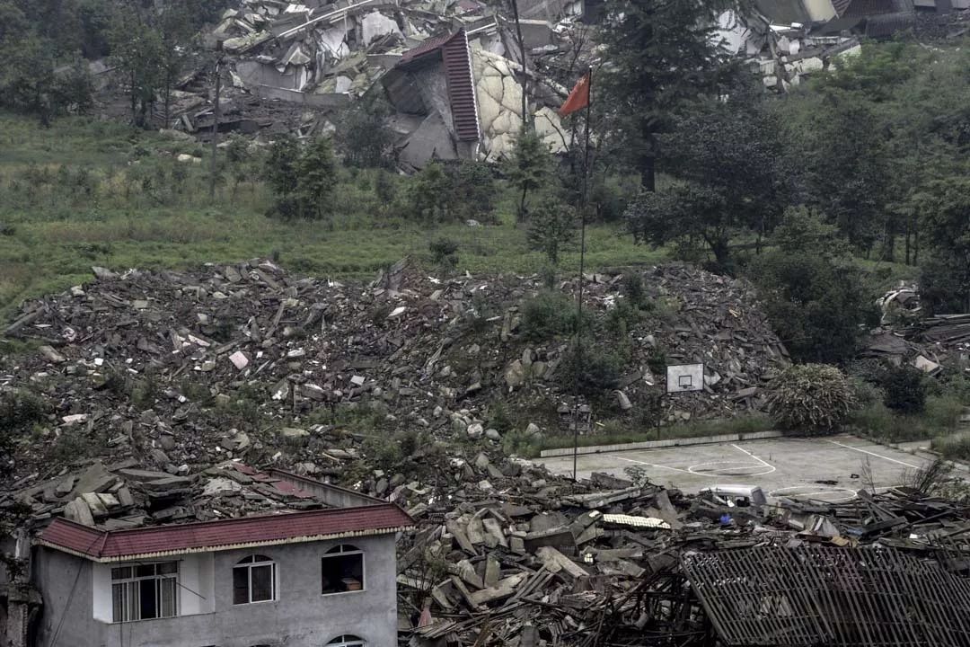 地震中,映秀小学有至少245名师生遇难,被广泛质疑为豆腐渣工程.
