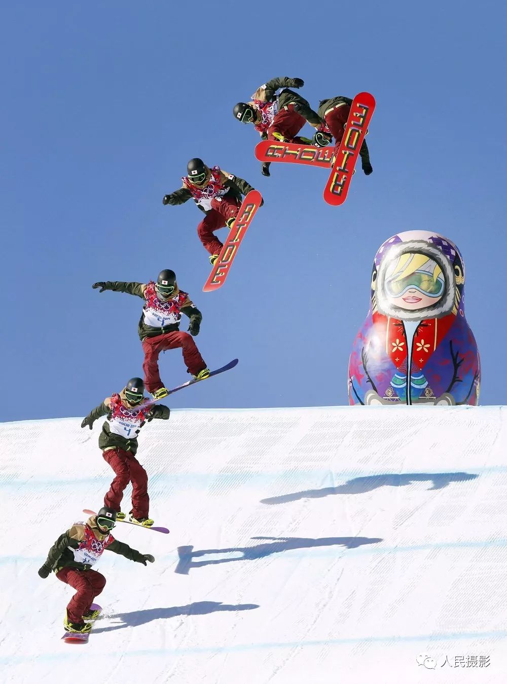 2014年2月8日,日本选手yuki kadono在索契冬奥会男子单板滑雪雪坡滑雪