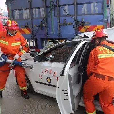 下关满江村口一教练车与大货车相撞,直击救援现场