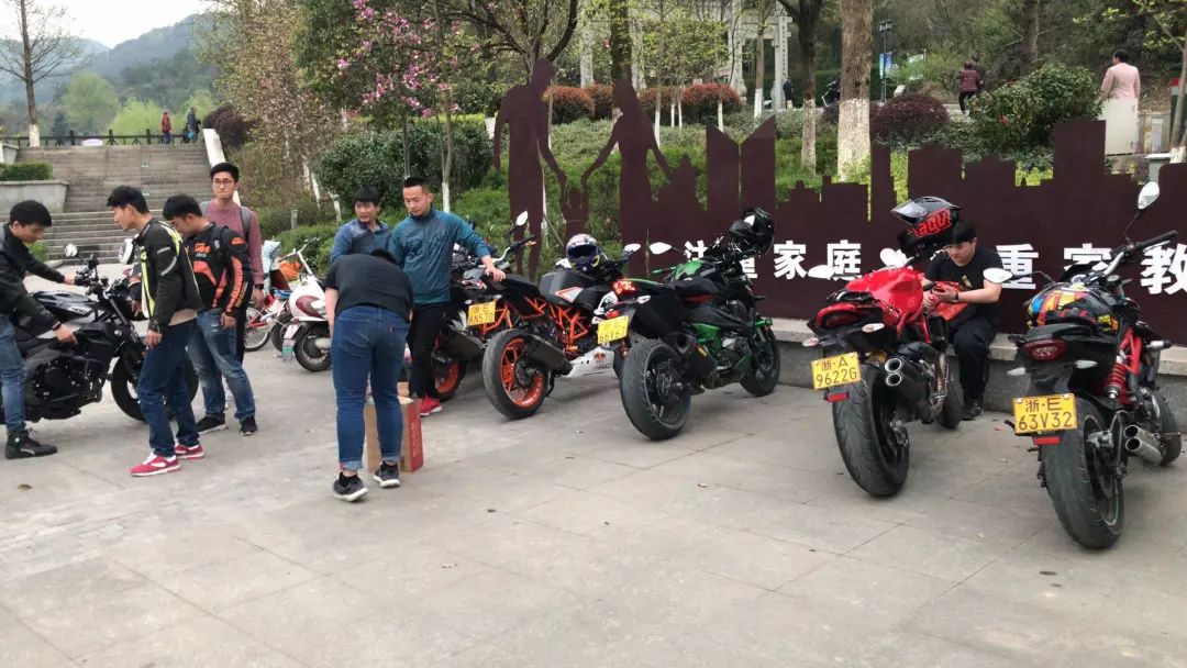 道具很简单,流程也不复杂求婚的主人公小丁其实也很腼腆但当机车声浪