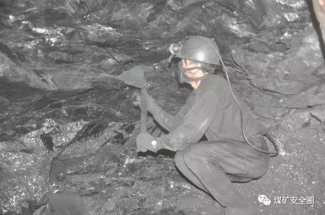 煤矿井下工人的艰苦工作,这才叫玩命挣钱.
