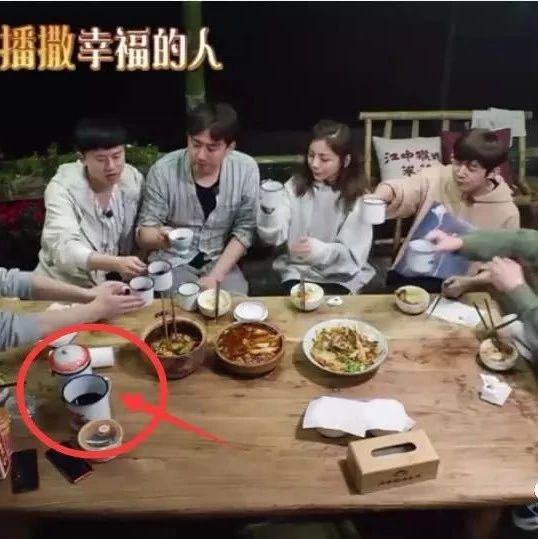 何炅黄磊他们白瓷缸里喝的到底是什么?摄像师不小心穿帮导演估计要被骂惨了