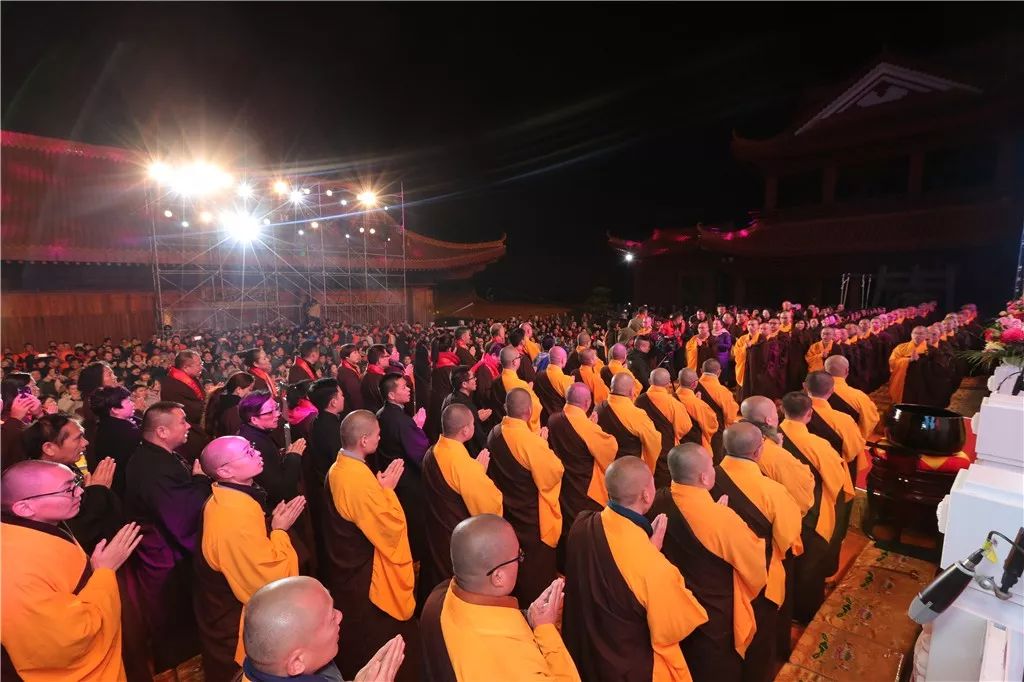 寺院跨年盛世钟鸣61祈福五洲深圳弘法寺举行2019新年鸣钟供灯祈福法