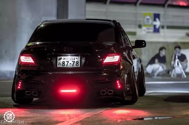 保持着黑武士的风格,调整倾角后让这辆锐志得以卡边行走