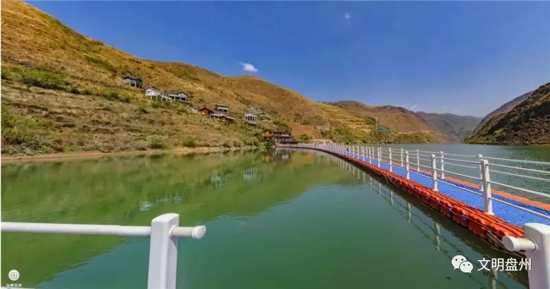 乘游艇在河面破浪…… 详细地址 :贵州省盘州市英武镇虎跳峡 门票参考