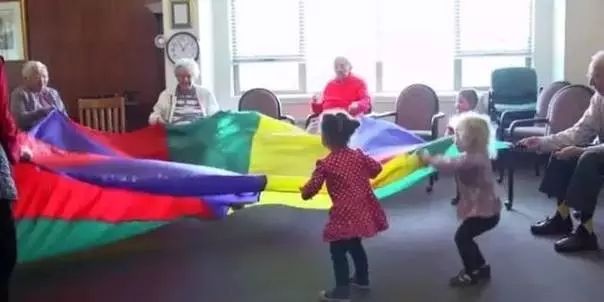 他们把养老院和幼儿园开在一起,奇妙的事情发生了 - 超人 - xji630203525700水上人 他们把养老院和幼儿园开在一起,奇妙的事情发生了 - 超人 - xji630203525700水上人