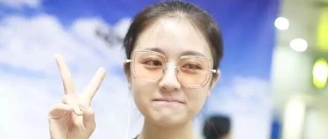 李兰迪素颜现身,短裙搭T恤满屏清纯感,网友:这年纪该有的样子