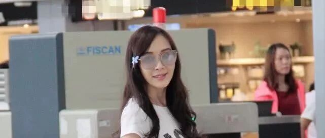 萧蔷装嫩嫌疑太重,穿衣打扮跟少女没差,可惜被脖子出卖了