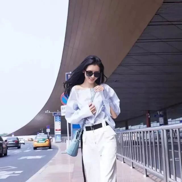 张予曦开挂了?一字肩衬衫配高腰裤,大长腿既视感直逼两米的节奏