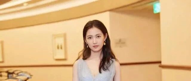 陈钰琪好身材A到爆,深V长裙性感优雅,私服更是少女感十足