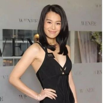 胡杏儿的胯快撑破裤子,怪不得能生儿子,网友:怪不得黄宗泽一定要分手不敢娶!