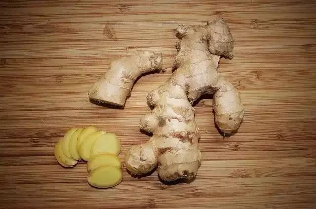 她把生姜含在嘴里,几天后神奇的事情发生了!