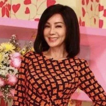 曾和一线女星交往三年,后来遇到62岁富婆,被宠上天!