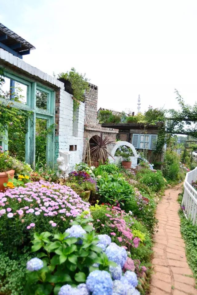 他建了座2亩的鲜花小院，满足你对花园的所有幻想