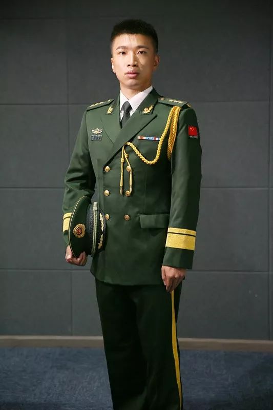 1993年6月出生,浙江诸暨人,2011年9月入伍,中队副中队长,武警上尉