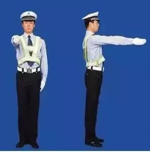 6,变道信号:右臂向前平伸,掌心向左,右臂向左水平摆动